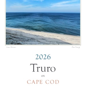 Könnte beinhalten: Ein gerahmter Druck mit einer Küstenlandschaft mit einem strahlend blauen Himmel und Meer. Das Bild zeigt einen Sandstrand und den Text "2026 Truro on Cape Cod". Der Name des Künstlers, Pete Hocking, ist ebenfalls zu sehen.