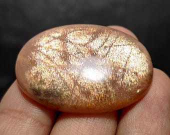 Kaboszon z tęczowej kratki, kamień słoneczny, owalny kamień szlachetny (38x27x6 mm)