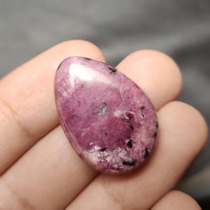 Cabochons Afrikanischer Rubin, Auffällige Edelsteine, Schmuckherstellung (28x20x7 mm)