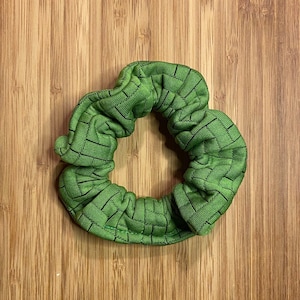 Chouchou à cheveux vert avec petites lignes noires, en polyester
