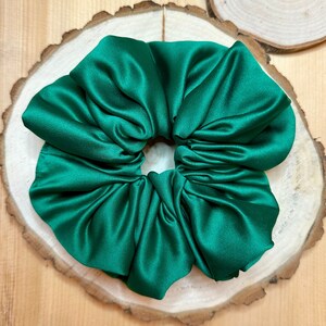 Chouchou à cheveux format XL vert émeraude, en satin