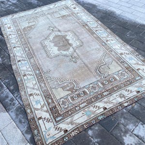 Vintage Oushak Wool Rug (5.3x8.7 ft)