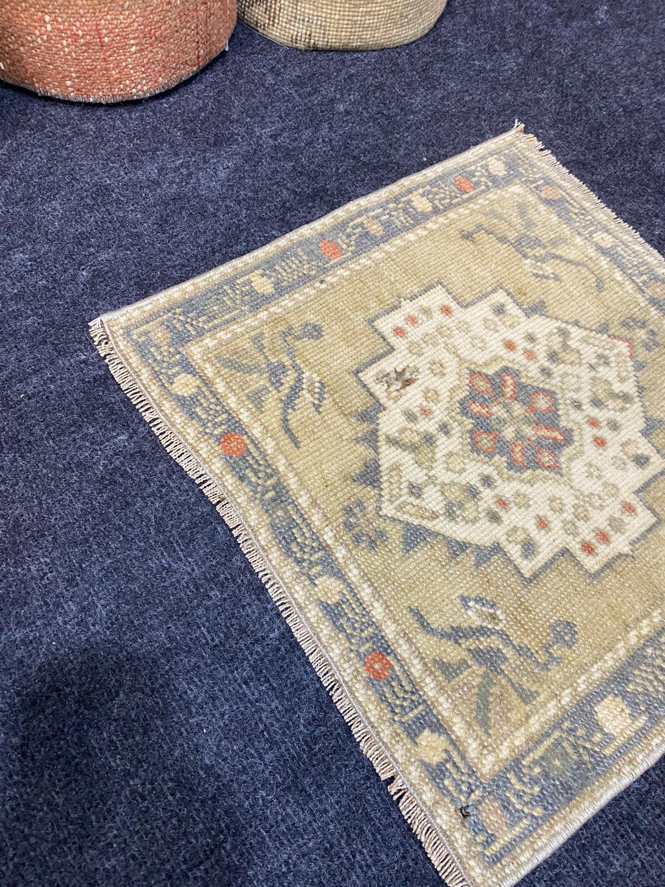 Vintage Oushak Door Mat Rug: Hand-knotted Turkish Wool, 1.3x1.4
