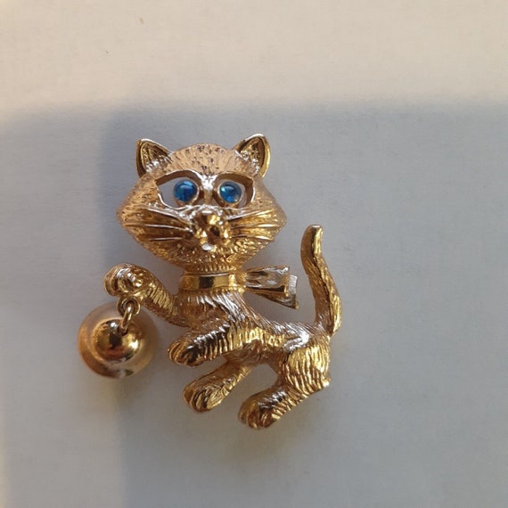 Vintage Avon Cat Kitty Blue Eyes Bell Brooch Pin … - image 1