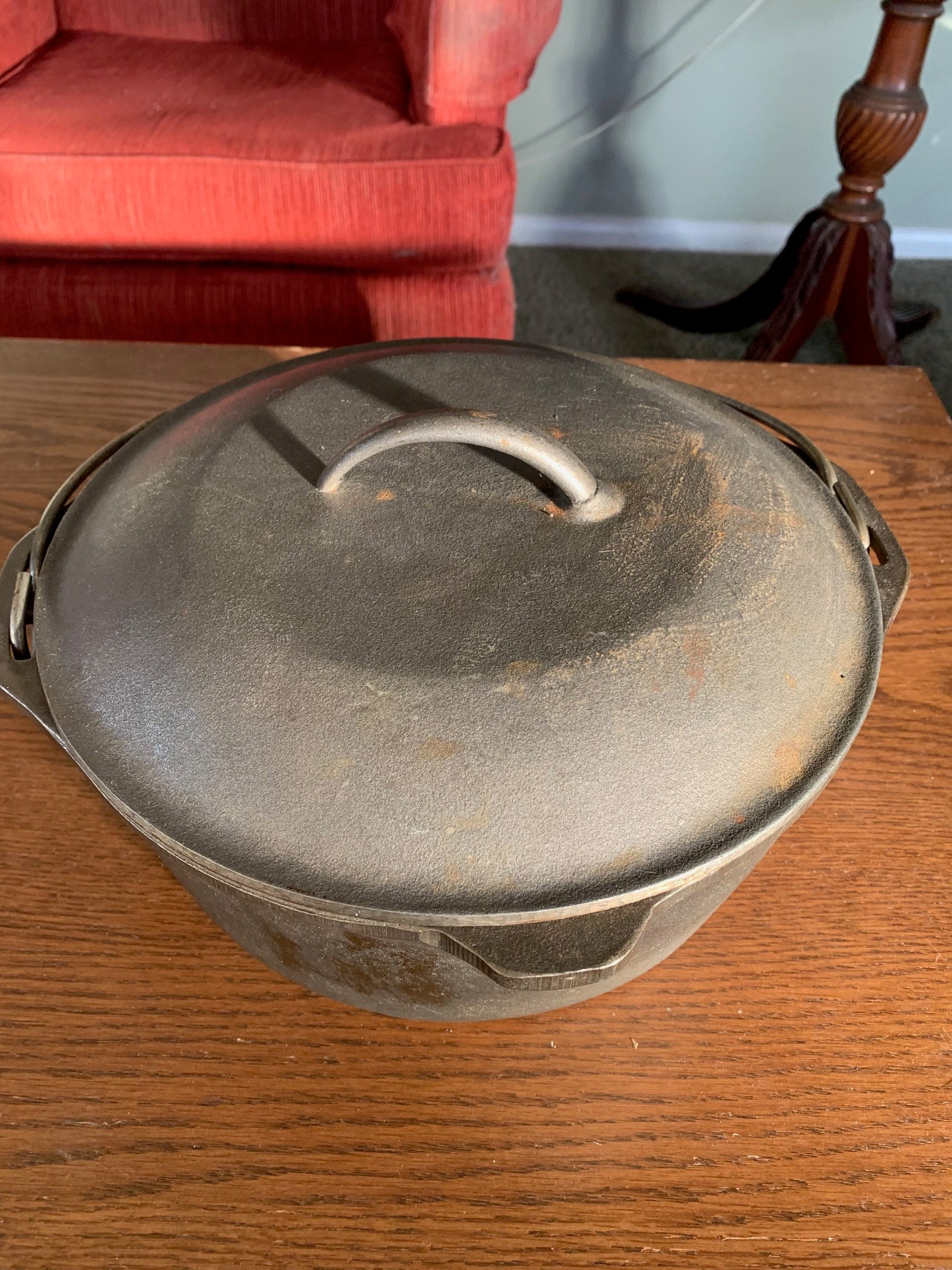 Nice Lodge Cast Iron Dutch Oven Pot 5 Quart Self Basting Lid #8, 10-1/4