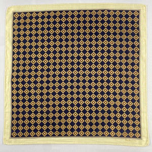 Könnte beinhalten: Quadratisches, marineblaues und goldfarbenes Taschentuch mit Muster und einem hellgelben Rand. Das Muster besteht aus einem sich wiederholenden Rautenmuster. Unten rechts steht das Wort "Burberrys".