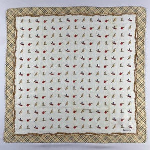 Peut inclure: Carré en tissu blanc avec un motif répété de motifs rouges, dorés et bleu marine. L'écharpe a une bordure à carreaux beige et marron. Le mot "Burberrys" est imprimé dans le coin inférieur droit.