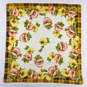 Peut inclure: Foulard floral carré avec un centre crème et une bordure à carreaux marron et jaune. Le foulard présente un motif de fleurs jaunes et pêche avec des feuilles vertes.