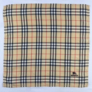 Peut inclure: Carré de tissu à carreaux beiges, rouges, noirs et blancs, avec le logo Burberrys en bas à droite. Le motif à carreaux est un élément de design emblématique.