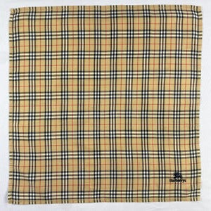 Peut inclure: Foulard carré à carreaux beiges, rouges, noirs et blancs. Le motif classique présente des lignes entrecroisées en forme de grille. Le logo Burberrys est visible en bas à droite. Le tissu est probablement en coton.