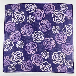 Peut inclure: Foulard carré à motif floral. Le foulard présente un fond bleu foncé à rayures verticales et un motif de roses violettes et blanches. Les roses sont de tailles variées et réparties sur le tissu.