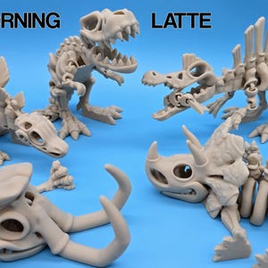 Pu&ograve; includere: Cinque scheletri di dinosauro articolati in varie pose, tra cui uno stegosauro, un tirannosauro rex, un triceratopo e altri due. Gli scheletri sono realizzati in plastica beige chiaro e sono posizionati su uno sfondo blu. Il testo "MORNING" e "LATTE" &egrave; visibile nell'immagine.