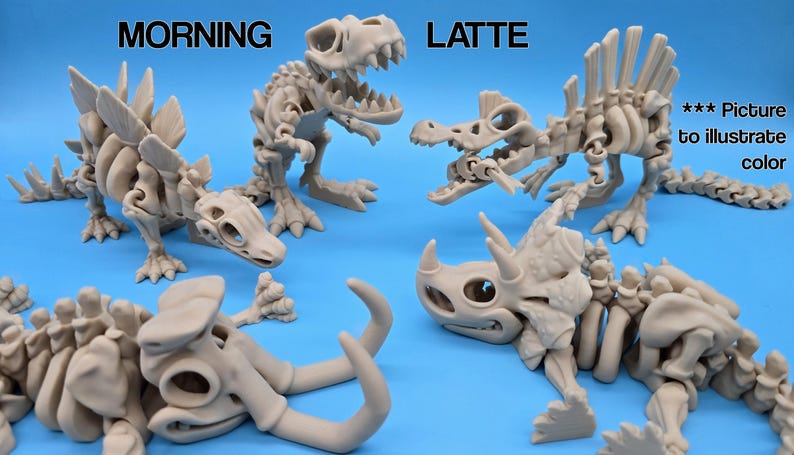 Pu&ograve; includere: Cinque scheletri di dinosauro articolati in varie pose, tra cui uno stegosauro, un tirannosauro rex, un triceratopo e altri due. Gli scheletri sono realizzati in plastica beige chiaro e sono posizionati su uno sfondo blu. Il testo "MORNING" e "LATTE" &egrave; visibile nell'immagine.