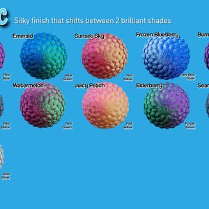 Pu&ograve; includere: Una collezione di 12 sfere rotonde, testurizzate e iridescenti con finiture che cambiano colore. Ogni sfera ha un nome e una descrizione del cambio di colore, come "Deep Space" con un cambio di colore rosso e blu, "Emerald" con un cambio di colore verde e blu, e "Sunset Sky" con un cambio di colore rosso e giallo.