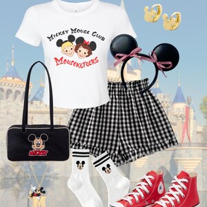 K&ouml;nnte beinhalten: Eine Disney-Themenkollektion mit einem wei&szlig;en T-Shirt mit dem Text "Mickey Mouse Club Mouseketeers", schwarz-wei&szlig; karierten Shorts, roten High-Top-Sneakern, einer schwarzen Handtasche, Socken, Ohrringen, einer Halskette und einem Stirnband mit Mickey Mouse Ohren.