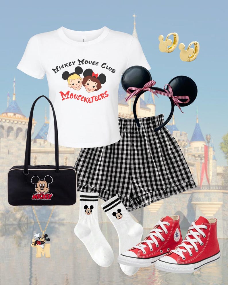 K&ouml;nnte beinhalten: Eine Disney-Themenkollektion mit einem wei&szlig;en T-Shirt mit dem Text "Mickey Mouse Club Mouseketeers", schwarz-wei&szlig; karierten Shorts, roten High-Top-Sneakern, einer schwarzen Handtasche, Socken, Ohrringen, einer Halskette und einem Stirnband mit Mickey Mouse Ohren.