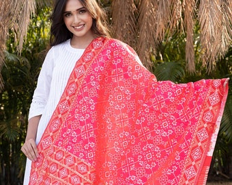 Dupatta Patola con bordado de resham y borlas, Ikkat Chunni de mezcla de seda para mujer, en vibrantes tonos rosa y rojo, ideal para bodas y festivales.