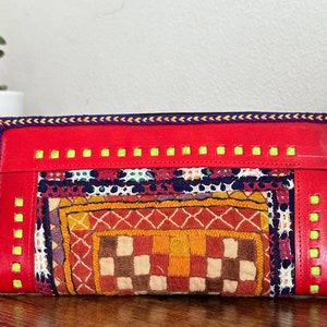 Sac à main d&#39;embrayage en cuir rouge, portefeuilles brodés en cuir fabriqués à la main de Kutch