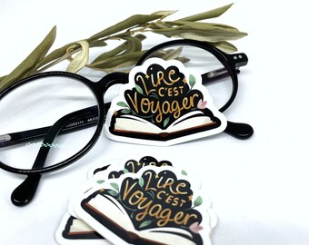 Sticker "lire c'est voyager"