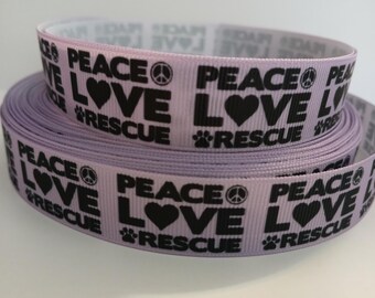 Peut inclure: Ruban lavande imprimé avec les mots "PEACE LOVE RESCUE" en noir. Le motif comprend un symbole de paix, un cœur et une empreinte de patte. Idéal pour les travaux manuels ou les projets de sauvetage animalier.
