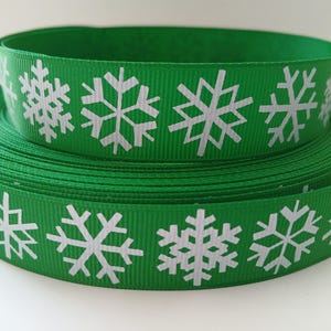 Grosgrain Ribbon 5 Yards White Snowflakes on Green Winter Season Sleding Skiing Snowman Dreaming of A White Christmas Time, 7/8&quot; Wide