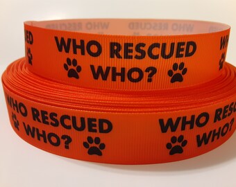 Peut inclure: Ruban orange avec des empreintes de pattes noires et le texte "WHO RESCUED WHO?" répété.