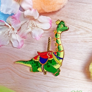 Broche de esmalte em formato de carrossel de dinossauro Brachiosaurus - Ride into Nostalgia - Gentle Giant Galore