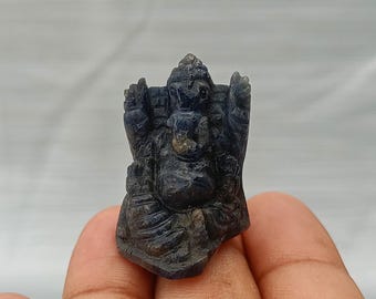 ブルーサファイアのガネーシャ彫刻、手彫りのブルーサファイア