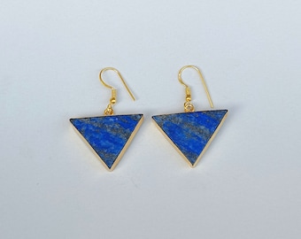 Boucles d'oreilles faites main en lapis-lazuli | Boucles d'oreilles bleues en lapis-lazuli et pierres précieuses | Boucles d'oreilles en or | Boucles d'oreilles serties de pierres précieuses brutes | Bijoux uniques | Cadeau