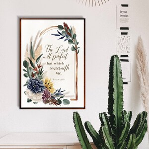 Op de afbeelding: Een ingelijst print met een bloemenontwerp en de tekst "De Heer zal volmaken wat mij aangaat. Psalm 138:8"