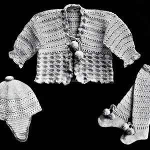 Op de afbeelding: Een gehaakte baby-outfitset in lichtgrijs. De set bevat een vest met knoopsluiting, een muts met een puntige oorflap en beenwarmers met pompoenen.