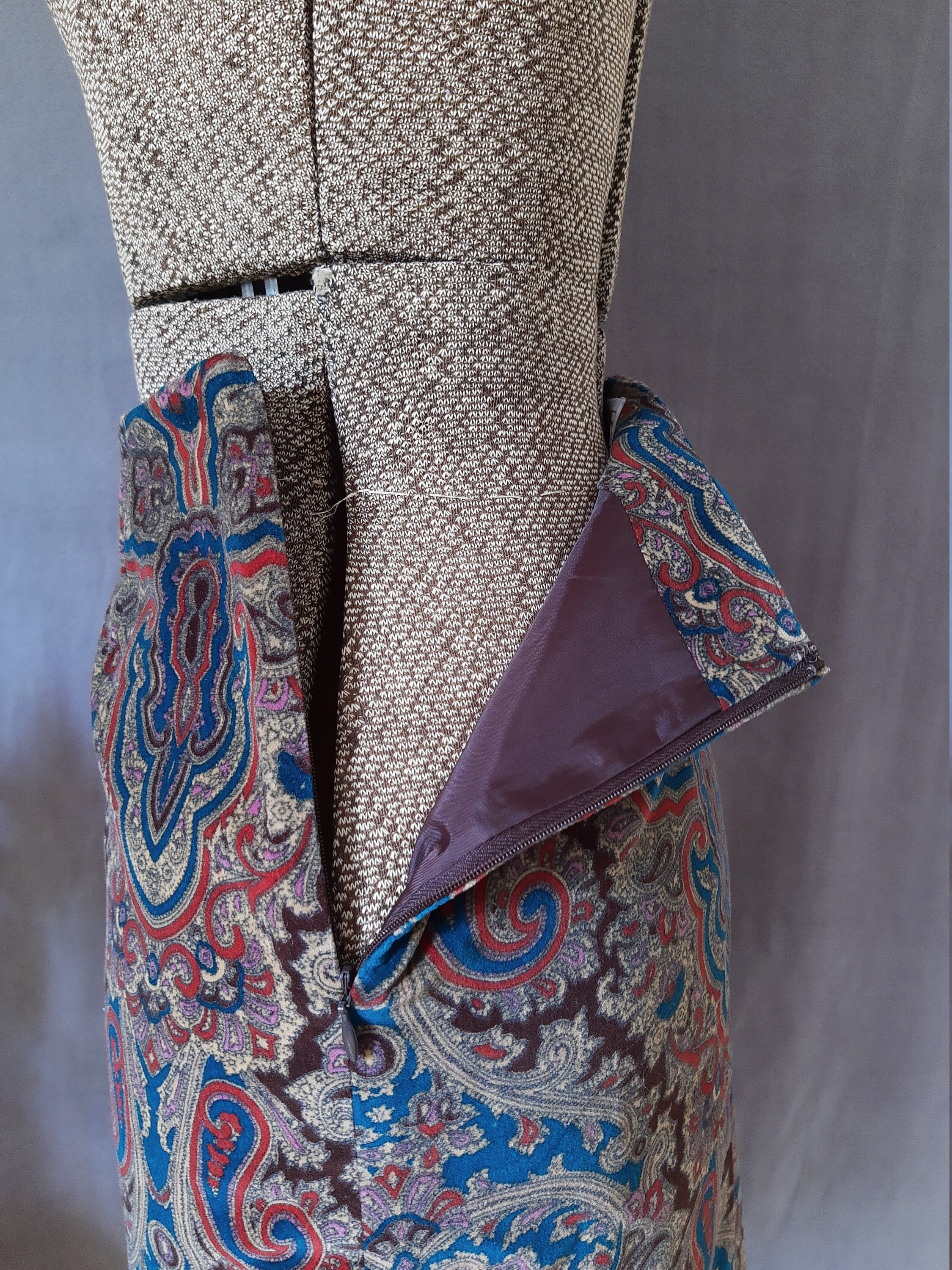 Knee Length Tapestry Print Skirt in Dark Gem Tones/vintage Knee Length Tapestry Print Skirt in Dark Gem Tones/vintage