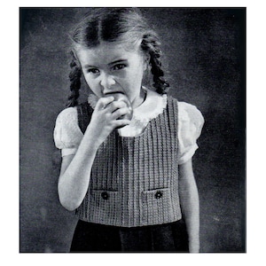 以下が含まれることがあります： 2つのポケットが付いた、クロシェのベストを着た若い女の子の白黒写真。ベストはテクスチャのあるパターンで、薄いグレーの色をしています。女の子は白いブラウスを着て、髪を三つ編みにしています。