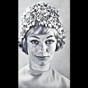 Puede incluir: Una foto en blanco y negro de una mujer con un sombrero blanco de ganchillo con un diseño floral.