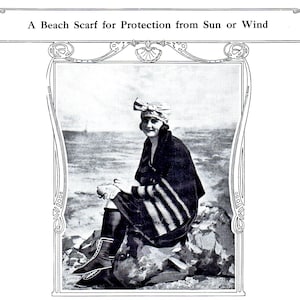Könnte beinhalten: Ein Schwarzweißfoto einer Frau, die einen gestreiften Strand-Schal trägt und auf einem Felsen am Meer sitzt. Der Text "A Beach Scarf for Protection from Sun or Wind" befindet sich über dem Bild.
