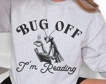 Gottesanbeterin Sweatshirt Bug Off Ich lese Gemütliches Leser Sweatshirt Insekt Shirt Gottesanbeterin Shirt Bücherwurm Buchliebhaber Geschenk Ausgefallene Shirts