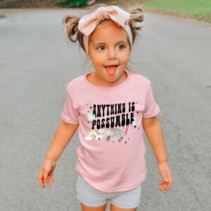 Camiseta de zarigüeya para niños Camiseta de zarigüeya para niños pequeños Regalo de zarigüeya para niños Camiseta retro de animales del arco iris para niños Camiseta positiva para niños pequeños imagen 3
