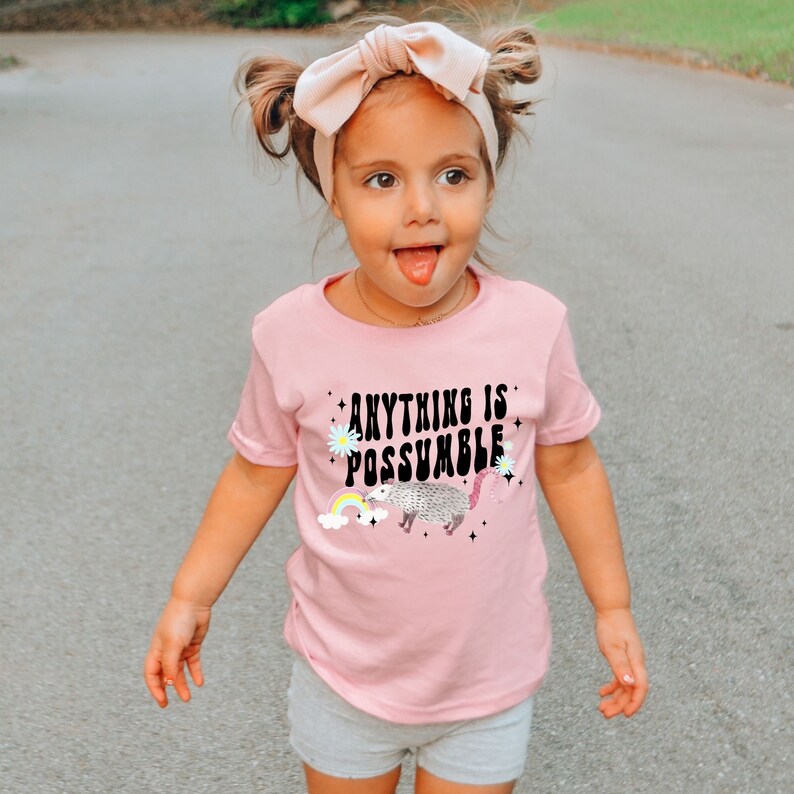 Camiseta de zarigüeya para niños Camiseta de zarigüeya para niños pequeños Regalo de zarigüeya para niños Camiseta retro de animales del arco iris para niños Camiseta positiva para niños pequeños imagen 3