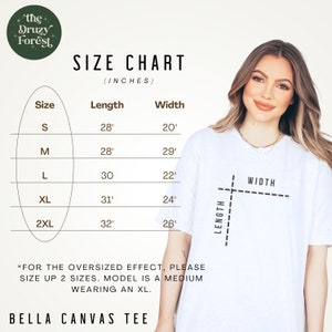Op de afbeelding: Maattabel voor een T-shirt met afmetingen in inches. De tabel toont de lengte en breedte van het shirt in de maten S, M, L, XL en 2XL. De tekst "*FOR THE OVERSIZED EFFECT, PLEASE SIZE UP 2 SIZES. MODEL IS A MEDIUM WEARING AN XL." staat onder de tabel.