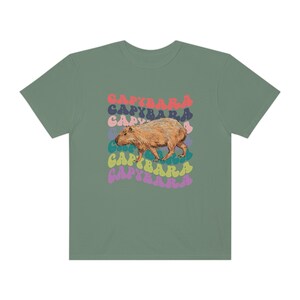 Capybara Shirt Stückgefärbtes Comfort Colors® Shirt Capybara Geschenk Retro gewelltes Text Capybara Ästhetisches T-Shirt Moss