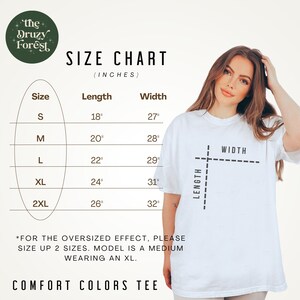 K&ouml;nnte beinhalten: Gr&ouml;&szlig;entabelle f&uuml;r ein T-Shirt mit Ma&szlig;en in Zoll. Die Tabelle zeigt die L&auml;nge und Breite des Shirts in den Gr&ouml;&szlig;en S, M, L, XL und 2XL. Der Text "*F&Uuml;R DEN &Uuml;BERGR&Ouml;&szlig;EN-EFFEKT, BITTE 2 GR&Ouml;&szlig;EN NACH OBEN GEHEN. MODELL IST EIN MITTEL, DAS EIN XL TR&Auml;GT." befindet sich unter der Tabelle. Der Text "COMFORT COLORS TEE" befindet sich am unteren Rand der Tabelle.
