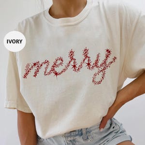 Comfort Colors Christmas T-Shirt for Holiday Enthusiasts – &quot;merry&quot; Print – Perfect Festive Gift