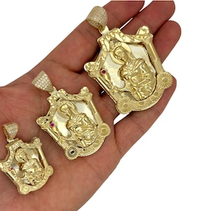 Colgante de Santa Bárbara en 3D de oro amarillo de 10 quilates con circonitas cúbicas. Dije religioso de oro auténtico. Joyería católica.