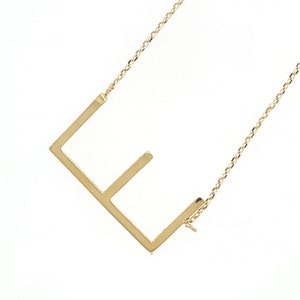 Colar com inicial lateral em ouro maciço 14K | Colar de letras 14K | Colar com iniciais douradas | Colar de presente | Colar delicado