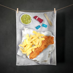 Könnte beinhalten: Eine Illustration von Fish and Chips, einem traditionellen Gericht. Das Bild zeigt ein goldbraunes, frittiertes Fischfilet und Pommes Frites auf Papier, mit einer Portion Erbsenpüree, Ketchup, Salzbeuteln und einer Holzgabel. Das Bild hängt an einer Wäscheleine.