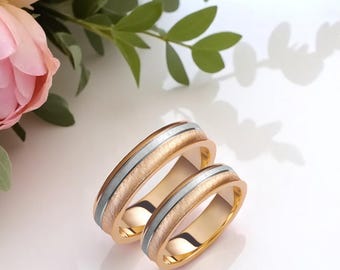 ツートンゴールドの結婚指輪セット：中央部分は艶消し、エッジ部分はポリッシュ仕上げ