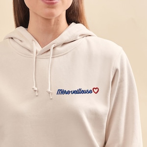 Matka Nightlight haftowana bluza z kapturem, prezent na dzień matki, haftowana bluza z kapturem dla kobiet z bawełny organicznej, pomysł na prezent dla mamy