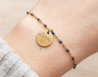 Bracelet personnalisé chaine perlée bleue avec médailles à graver, Bracelet Femme, Bracelet prénom, Cadeau Marraine Maman, Fête des Mères
