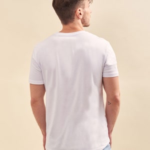 Tshirt Brodé Homme Blanc, T-shirt Personnalisé Homme, Cadeau Personnalisé Pour Lui, Cadeau Parrain, Cadeau Fête Des Pères Personnalisé image 7
