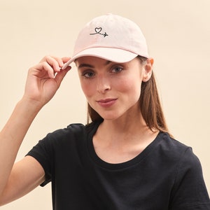 Casquette Unisexe Brodée Symbole, Casquette Cœur, Casquette Personnalisée Brodée Pictogramme, Cadeau Fête Des Pères, Cadeau Fête Des Mères Rose Pastel - Pink